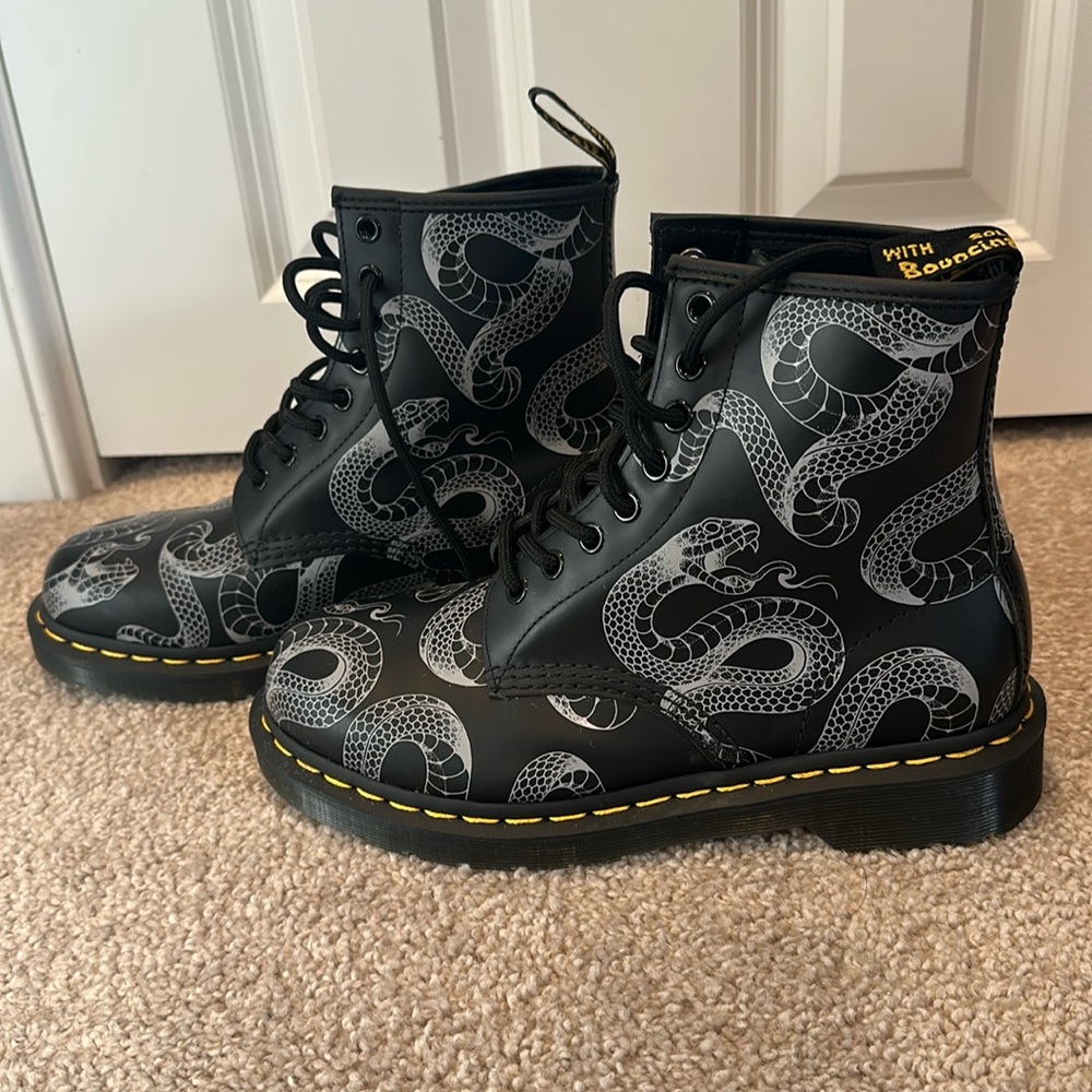 Dr. Martens 1460 Wild Serpent Print Smooth Leather Lace Up Boots Size 7